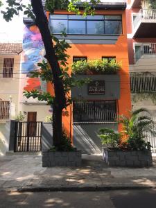 un edificio con un árbol delante de él en DeROSE Ipanema - quarto no coração de Ipanema, en Río de Janeiro