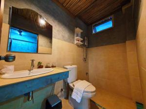 La salle de bains est pourvue d'un lavabo et de toilettes. dans l'établissement Life koh tao resort, à Koh Tao