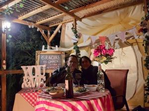 a man and a woman sitting at a table at Glamping con sentido in Subachoque