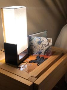 una scrivania con un computer portatile e una lampada di Glamping con sentido a Subachoque