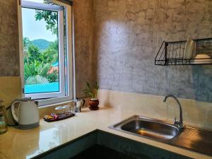 cocina con fregadero y ventana en Life koh tao resort en Ko Tao