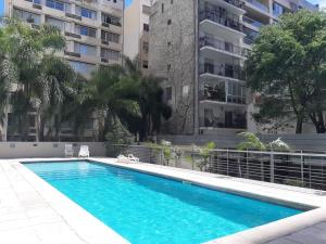 una piscina frente a un edificio en Concord Callao en Buenos Aires