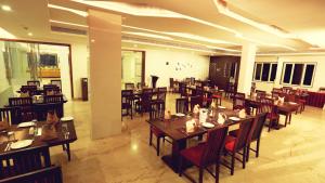 Restoran ili drugo mesto za obedovanje u objektu Lakshmi Hotel
