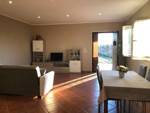 a living room with a table and chairs and a television at La villetta senza tempo in Aprilia