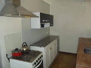 a kitchen with a stove and a stove top oven at PORTOFINO BARRIO COUNTRY in Piriápolis