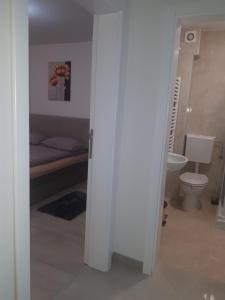 A bathroom at Apartman Mango Banja Luka center hospital Free parking