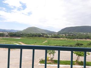 uma vista para as montanhas a partir de uma varanda em Hilton Hotel em Barra do Garças