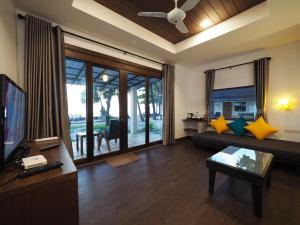 Μια τηλεόραση ή/και κέντρο ψυχαγωγίας στο Southern Lanta Resort