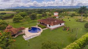 una vista aerea di una casa con piscina di CASA CAMPESTRE LA CAMPIÑA LA VICTORIA Valle del Cauca ESPACIO COMPLETO a Matazarza Altre 156 foto