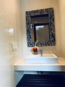 bagno con lavandino e specchio di Sari House Ubud ad Ubud