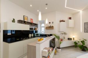 A kitchen or kitchenette at B & Bea