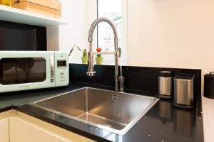 A kitchen or kitchenette at B & Bea