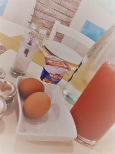 una mesa con huevos y otros ingredientes. en Locanda del Sole Nero, en San Terenzo
