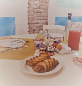 un plato de pasteles y huevos en una mesa en Locanda del Sole Nero, en San Terenzo