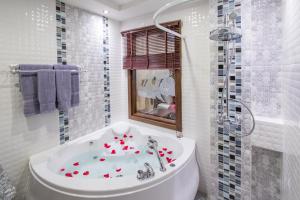 Phòng tắm tại Thanyawintra Boutique and Spa