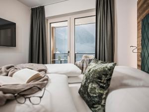 ein Hotelzimmer mit 2 Betten und einem Fenster in der Unterkunft Platzhirsch Apart & Mayrhofen in Mayrhofen