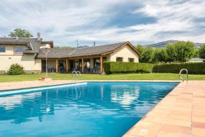 Swimming pool sa o malapit sa Bungalows Pirineus