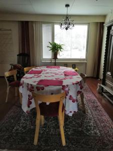 uma mesa de jantar com uma toalha de mesa vermelha e branca em Homestay cozy hosting em Tervakoski