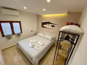 1 dormitorio con 1 cama y 1 litera en Casa Lucia, en Nápoles