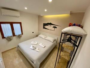 ナポリにあるCasa Luciaのベッドルーム1室(ベッド1台、二段ベッド1組付)