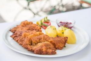Jedlo v hoteli alebo blízkom okolí