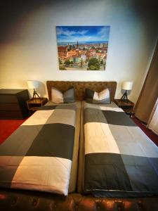 duas camas num quarto com uma fotografia na parede em Suite an der Lutherkirche em Erfurt