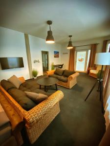 un soggiorno con un divano e un tavolo di Suite an der Lutherkirche a Erfurt