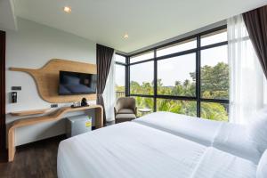 Postel nebo postele na pokoji v ubytování Na Tree Tara Riverside Resort Amphawa Damnoensaduak
