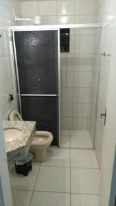 uma casa de banho com um chuveiro, um WC e um lavatório. em Hotel Amazonas em Cacoal