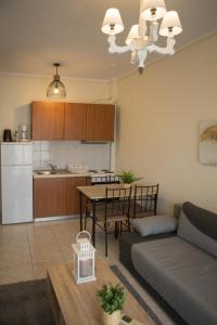 un soggiorno e una cucina con un divano e un tavolo di Kosmos Service Apartment OPEN VIEW 1 a Salonicco