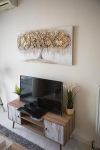 telewizor w drewnianym centrum rozrywki w salonie w obiekcie Kosmos Service Apartment OPEN VIEW 1 w Salonikach +9 zdjęć