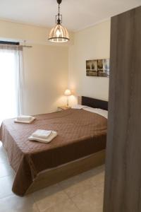 sypialnia z łóżkiem i dwoma ręcznikami na nim w obiekcie Kosmos Service Apartment OPEN VIEW 1 w Salonikach