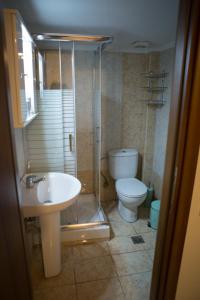łazienka z toaletą, umywalką i prysznicem w obiekcie Kosmos Service Apartment OPEN VIEW 1 w Salonikach
