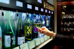 una persona está sosteniendo una copa de vino en Hotel Villa Fontaine Kobe Sannomiya, en Kobe