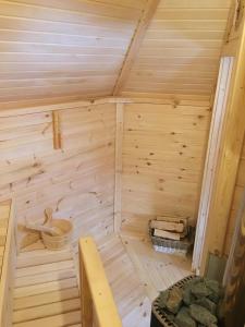 a wooden sauna with a toilet in the middle at 2 persoons stuga in Hammarstrand