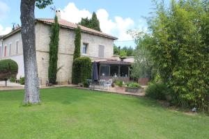 une maison avec une pelouse devant elle dans l'établissement Mas de Camejean, à Lambesc