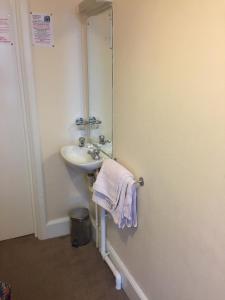 A bathroom at Longfield Guest House 