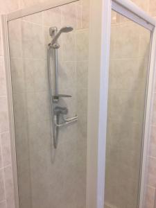 A bathroom at Longfield Guest House 