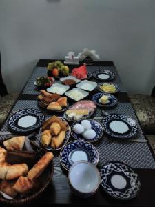 una mesa cubierta con muchos tipos diferentes de comida en Demir Hotel Bukhara, en Bukhara