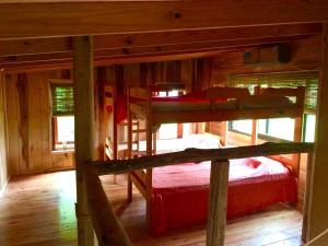 Habitación con 3 literas en una cabaña en Cabañas Tunkelen en Punta Indio