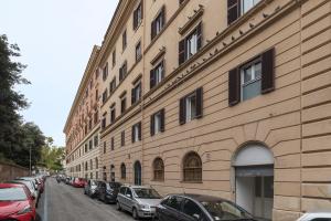 budynek z samochodami zaparkowanymi po stronie ulicy w obiekcie Ad un passo da Villa Borghese Apartment w Rzymie