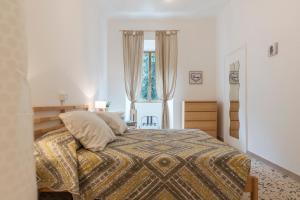 - une chambre avec un lit et une fenêtre dans l'établissement Ad un passo da Villa Borghese Apartment, à Rome