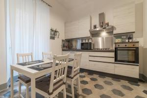 - une cuisine avec une table et des chaises dans la chambre dans l'établissement Ad un passo da Villa Borghese Apartment, à Rome