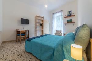 - une chambre avec un lit et une couverture bleue dans l'établissement Ad un passo da Villa Borghese Apartment, à Rome