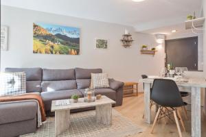 een woonkamer met een bank en een tafel bij Apartamento Renovado Baqueira 1500 in Naut Aran