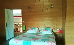 Ένα ή περισσότερα κρεβάτια σε δωμάτιο στο Chambre d’Hôtes Neptune Wood