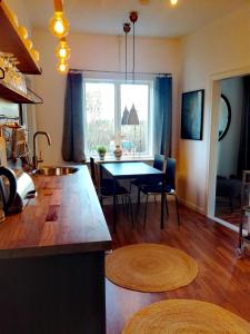 una cucina e un soggiorno con un tavolo e una sala da pranzo di Gårdshuset a Söderhamn