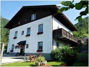 una gran casa blanca con techo negro en Landhaus Fay B&B en Bad Ischl