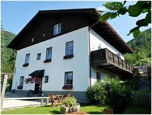 ein großes weißes Haus mit schwarzem Dach in der Unterkunft Landhaus Fay B&B in Bad Ischl