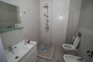 Un baño con ducha, inodoro y lavabo. en Host Net Iverieli, en Tiflis 16 fotos más